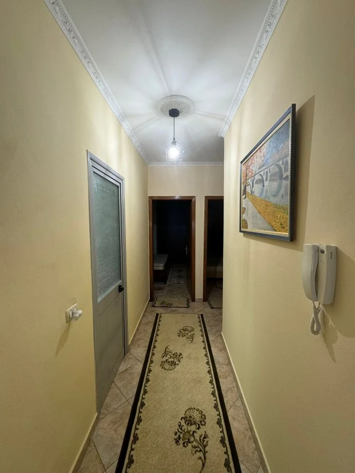 Tirane, jepet me qera apartament 3+1+Ballkon Kati 2, 400 € (thesari, fresk)