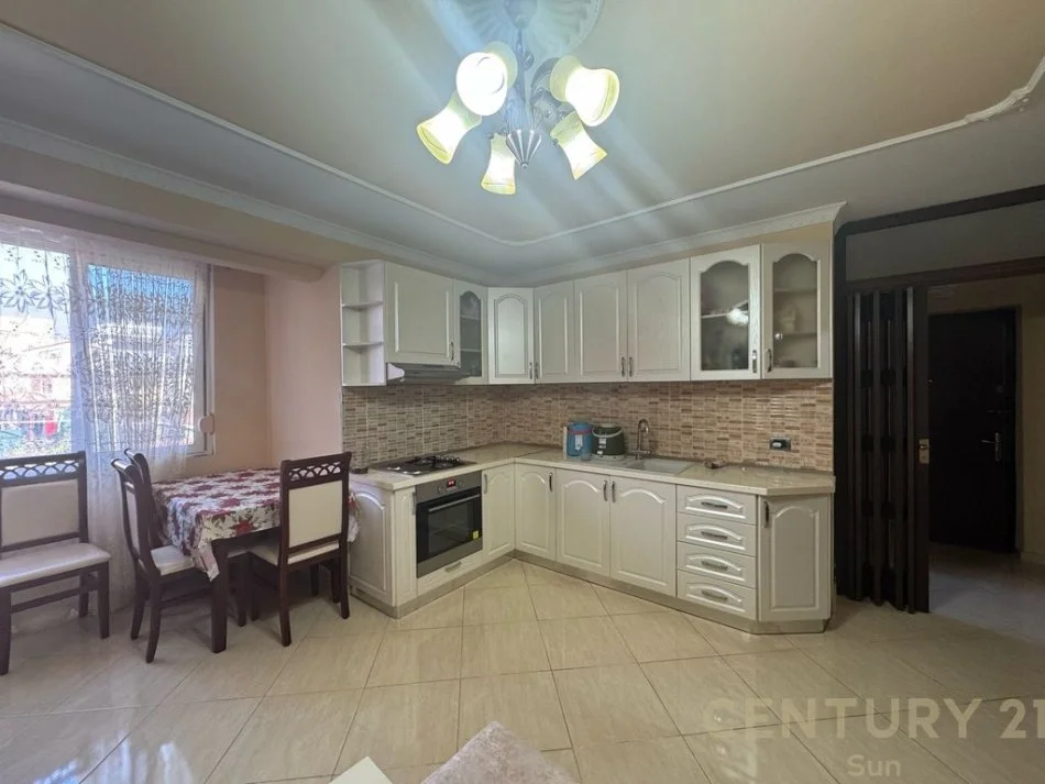 Tirane, jepet me qera apartament 2+1 , 76 m² 600 € (Rizat Cerova)