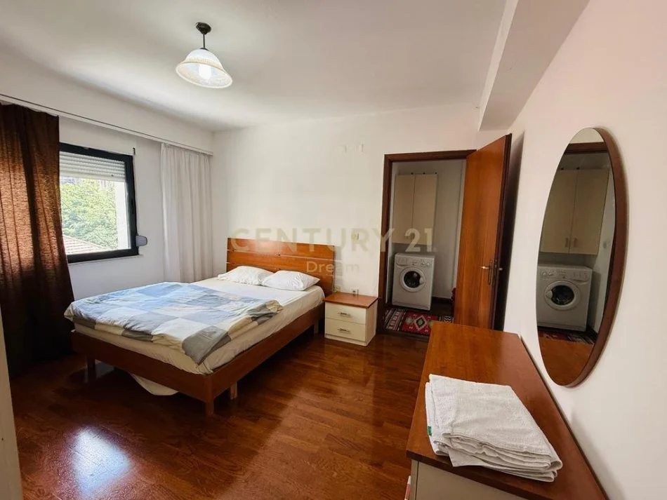 Tirane, jepet me qera apartament 2+1 Kati 5, 120 m² 800 € (Ish-Blloku)