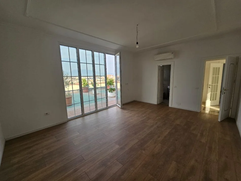 Tirane, jepet me qera apartament 2+1 Kati 11, 300 m² 1.500 € (Yzberisht)