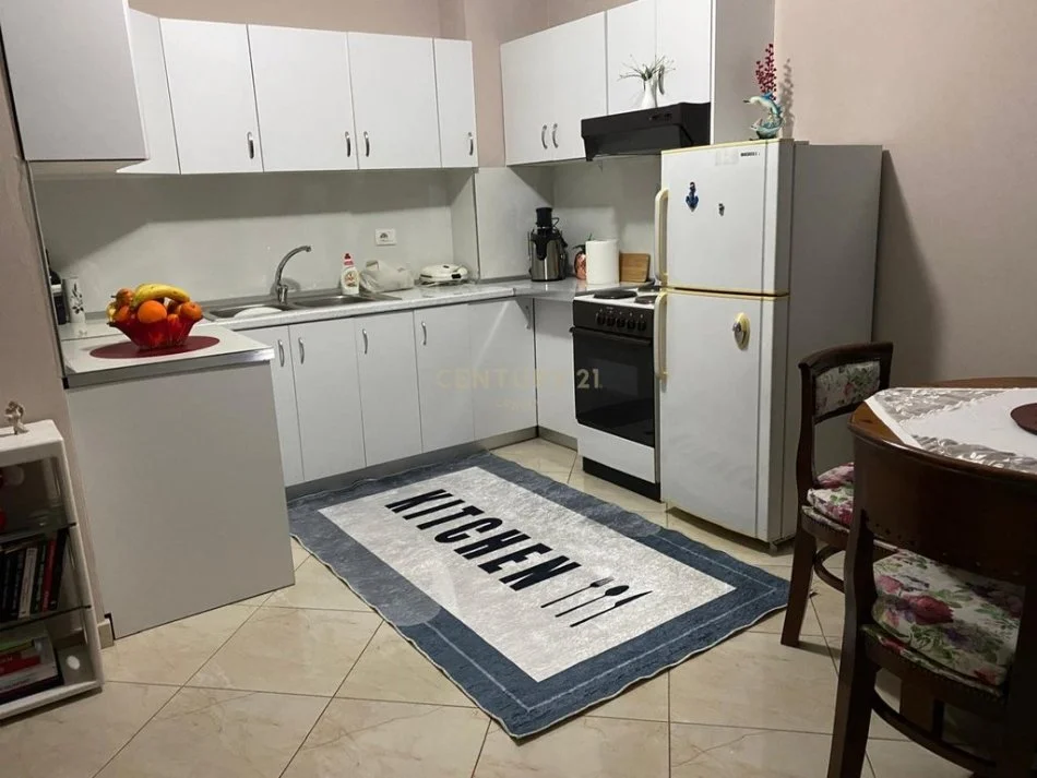 Tirane, jepet me qera apartament+verande | Penthouse 1+1 Kati 5, 60 m² 500 € (spitali amerikan 3)
