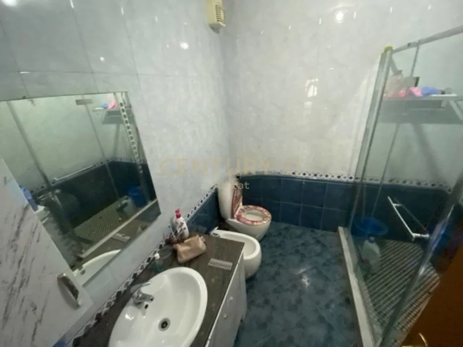 Tirane, jepet me qera apartament 2+1 Kati 10, 140 m² 800 € (RR. E BARRIKADAVE)