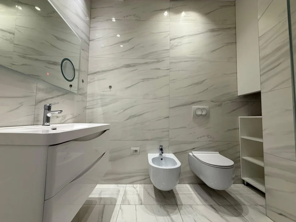 Tirane, jepet me qera apartament duplex 3+1+Ballkon Kati 5, 140 m² 1.500 € (Rr. e Barrikadave)