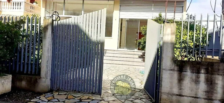 Kavaje, jepet me qera magazine Kati 1, 200 m² 309 € (Kavaje,afer qendres)