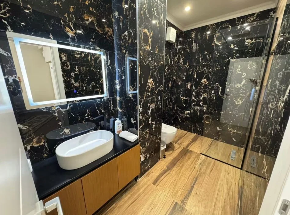 Tirane, jepet me qera apartament 2+1+Ballkon Kati 1, 100 m² 900 € (gjimnazi partizani)