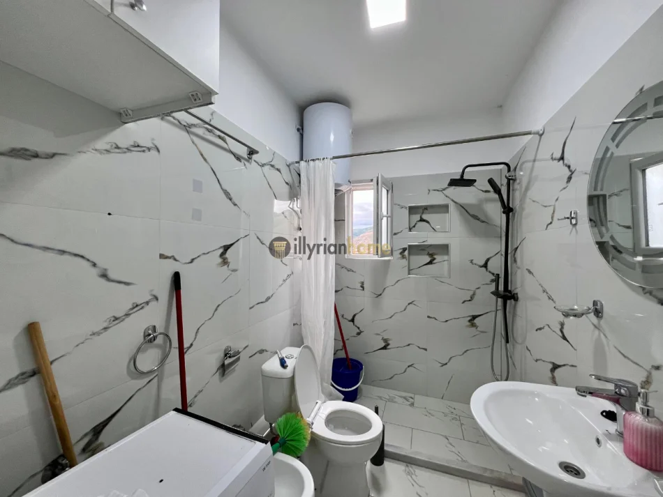 Pogradec, shitet apartament 2+1+Ballkon Kati 8, 135.000 €