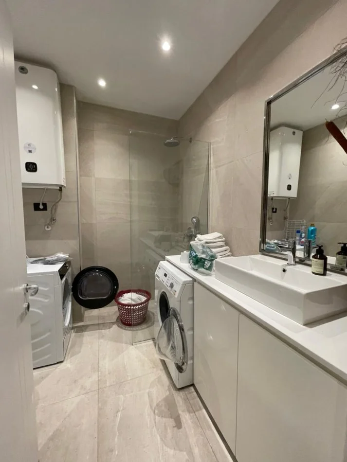 Tirane, jepet me qera apartament 2+1+Ballkon Kati 7, 105 m² 2.500 € (Lion Park)