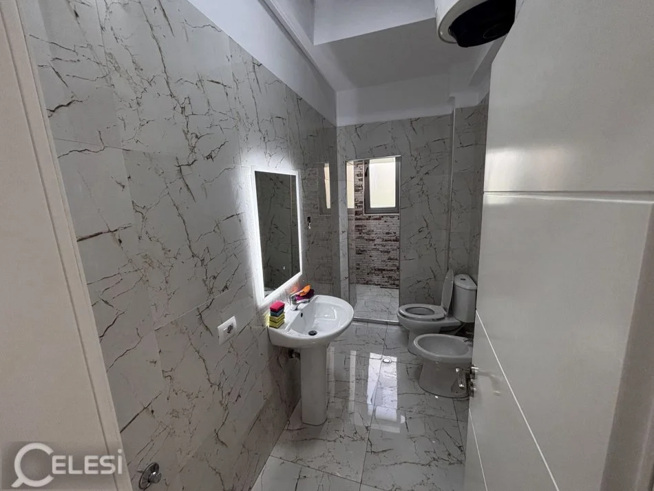 Tirane, jepet me qera ambjent biznesi Kati 2, 75 m² 500 € (RRUGA E DIBRES)