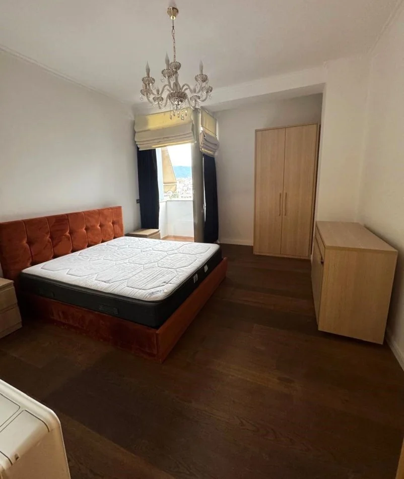 Tirane, jepet me qera apartament 3+1+Ballkon Kati 4, 208 m² 2.300 € (PRANE GARDES, RRUGA “ADEM JASHARI”)