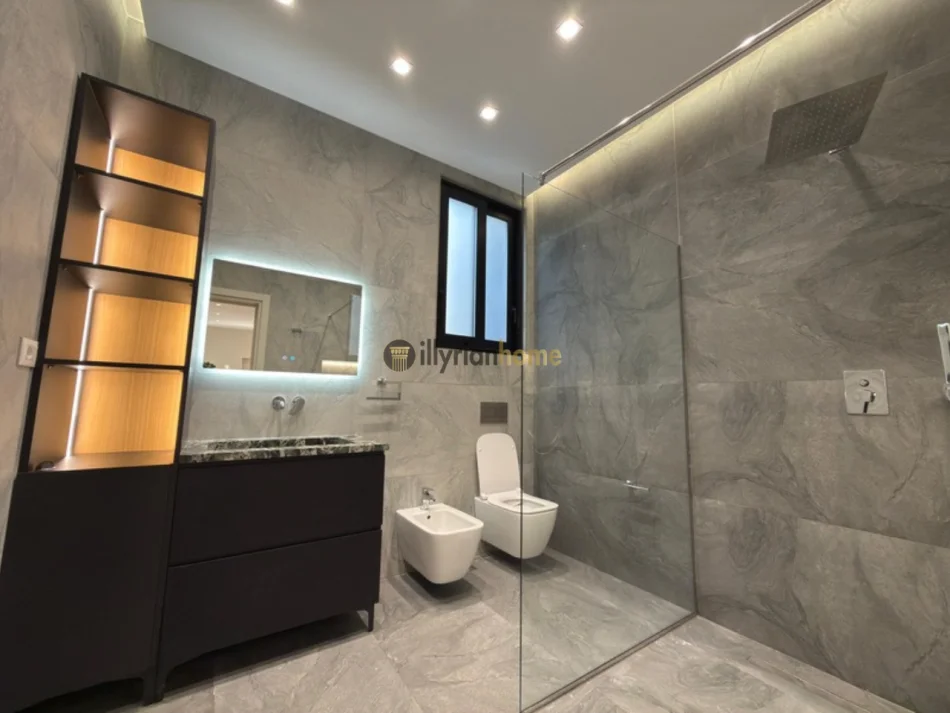 Tirane, shitet Vile 3 Katshe+papafingo , 600 m² 2.000.000 € (Liqeni i Thate)