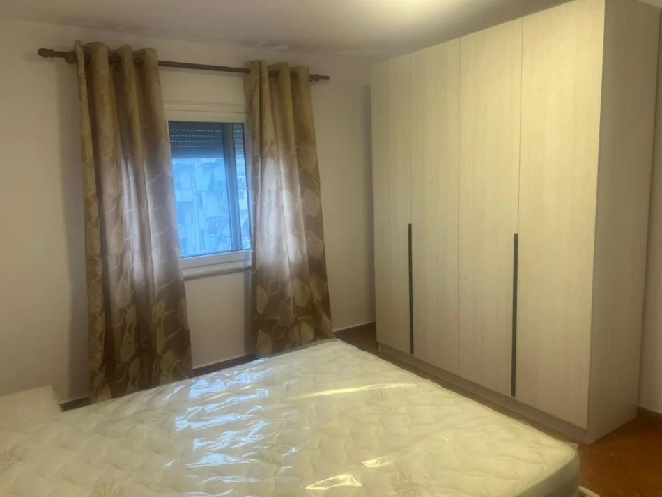 Tirane, jepet me qera apartament 1+1+Ballkon Kati 5, 60 m² 500 € (ZOGU I ZI)