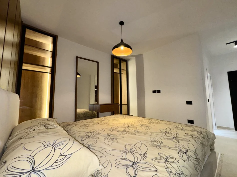 Tirane, jepet me qera apartament Kati 5, 35 m² 700 € (libri universitar)