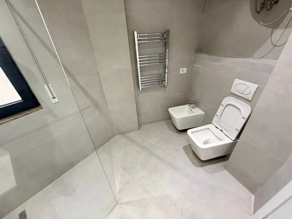 Tirane, jepet me qera zyre Kati 6, 128 m² 1250 € (Astir)