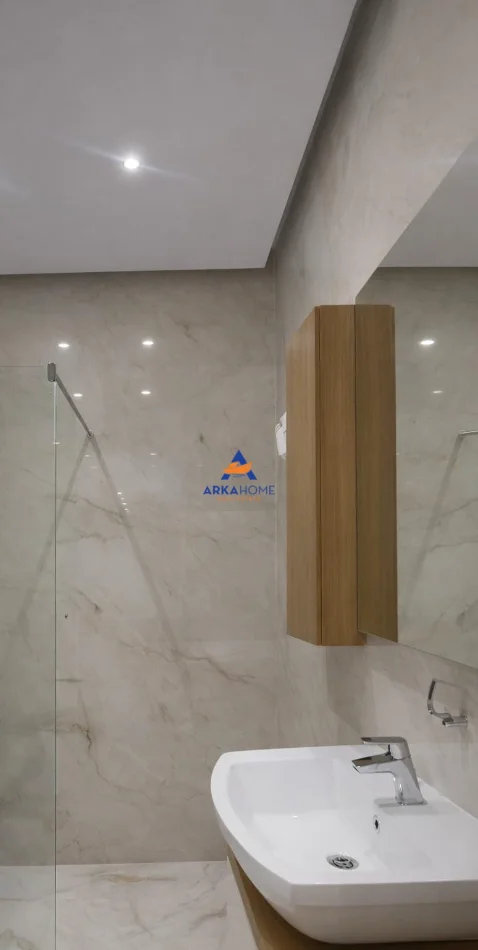 Tirane, jepet me qera apartament 1+1+Ballkon Kati 2, 80 m² 800 € 