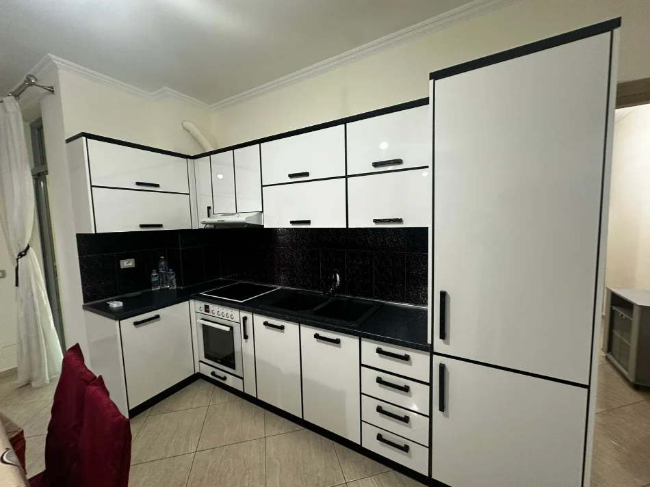 Vlore, jepet me qera apartament 2+1 Kati 5, 92 m² 400 € (Rruga Enver Jaho, Vlore)