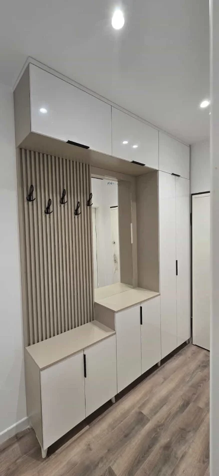 Tirane, jepet me qera apartament 1+1 Kati 2, 81 m² 730 € (Rruga 5 Maj)