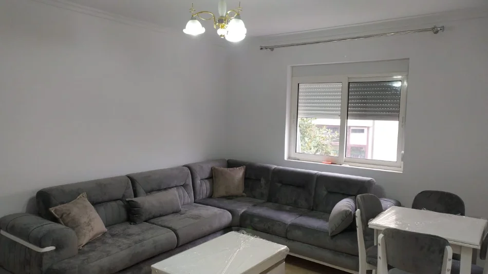 Tirane, jepet me qera apartament 1+1+Ballkon Kati 3, 60 m² 500 € (prane Pasticeri Likes)