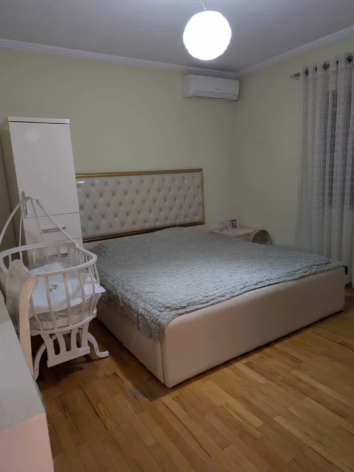 Tirane, jepet me qera apartament 5+1+Ballkon Kati 3, 260 m² 520.000 € (Rruga Albanopoli)