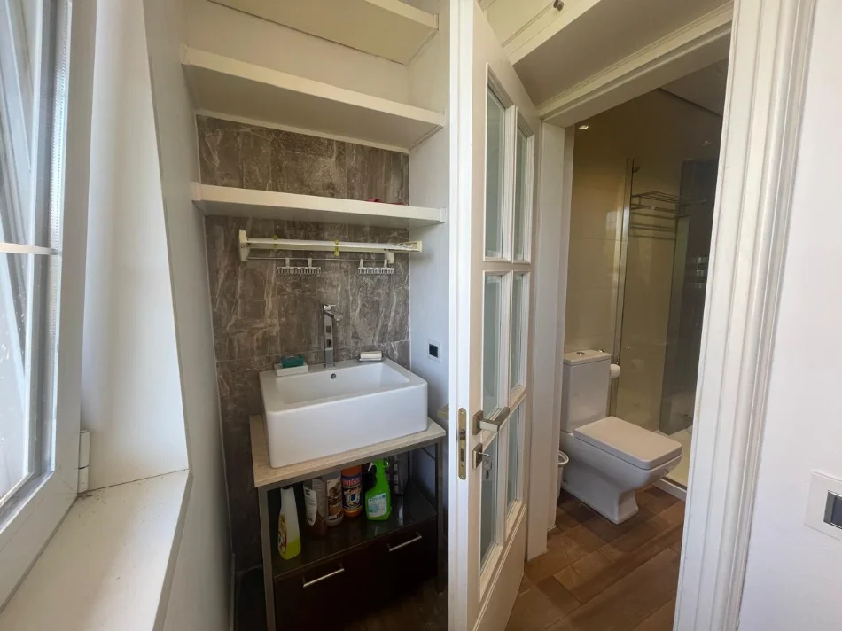 Tirane, jepet me qera apartament 1+1+Ballkon Kati 2, 80 m² 700 € (Shkolla Kuqe)