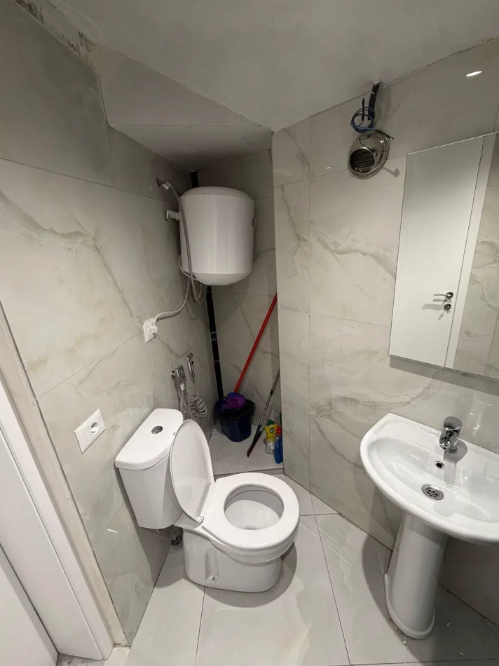 Tirane, jepet me qera apartament 1+1+Ballkon Kati 1, 65 m² 520 € (materniteti i ri)