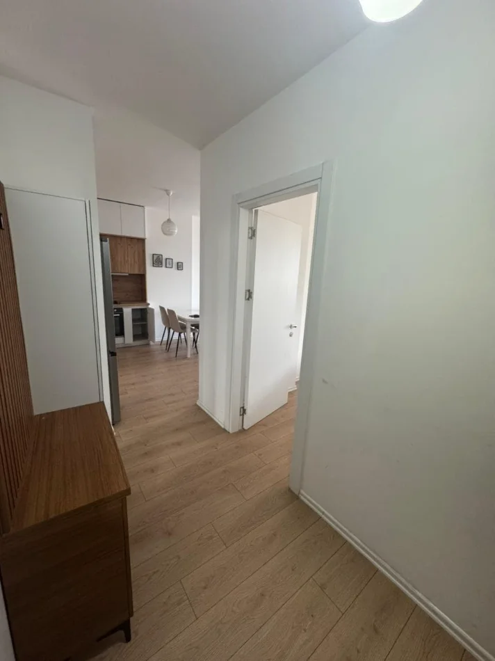Tirane, jepet me qera apartament 1+1+Ballkon Kati 8, 95 m² 530 € (grand galeri)