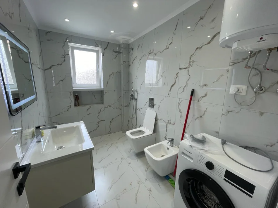 Tirane, jepet me qera apartament 2+1+Ballkon Kati 4, 78 m² 700 € (Rruga Ali Demi)