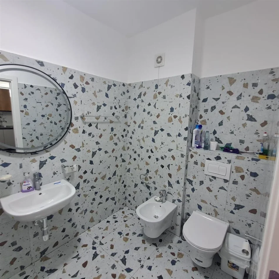 Tirane, jepet me qera apartament 1+1+Ballkon Kati 2, 70 m² 580 € (SADIK PETRELA)