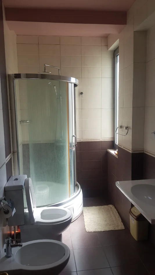 Tirane, jepet me qera apartament 2+1+Ballkon Kati 1, 90 m² 700 € (Rruga Hamid Shijaku)