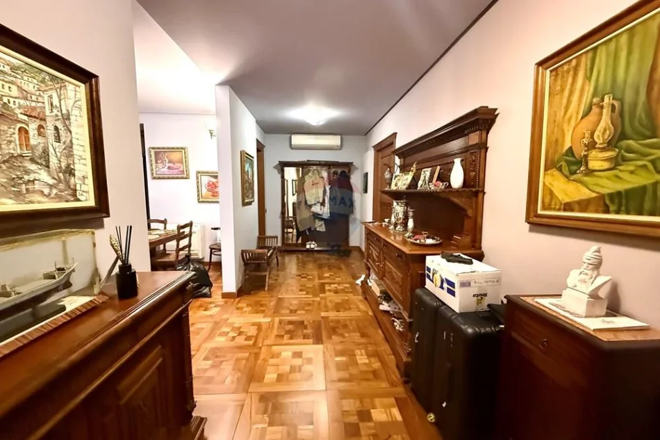 Apartament 2+1 totalisht i mobiluar ne zemer te Bllokut! (550'000 Euro)