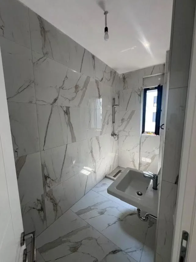 Tirane, jepet me qera zyre Kati 2, 103 m² 800 € (xhanfize keko)