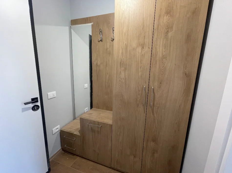 Tirane, jepet me qera apartament 2+1+Ballkon Kati 3, 102 m² 550 € (Shkolla Bashkuar)