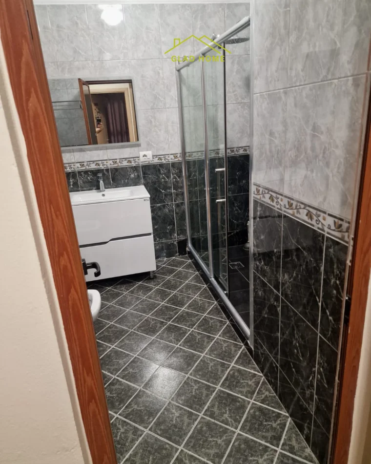 Tirane, jepet me qera 2+1 Kati 6, 130 m² 