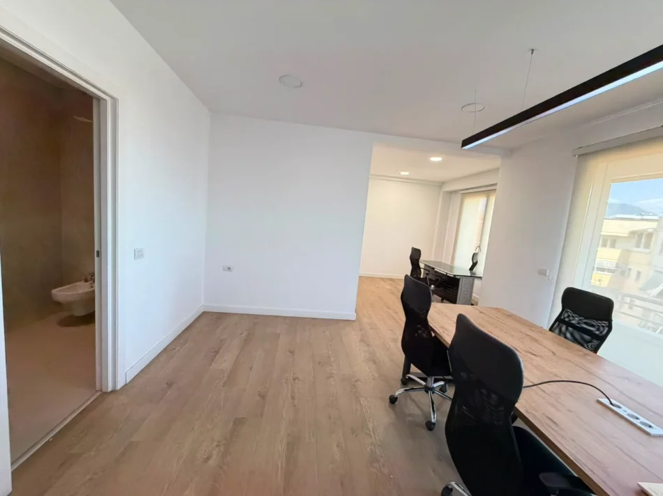 Tirane, jepet me qera zyre Kati 8, 200 m² 2.500 € (Hilton Garden Inn)