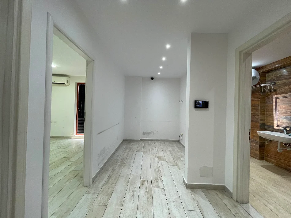 Tirane, jepet me qera ambjent biznesi Kati 5, 156 m² 2.500 € (Rruga e Kavajes)