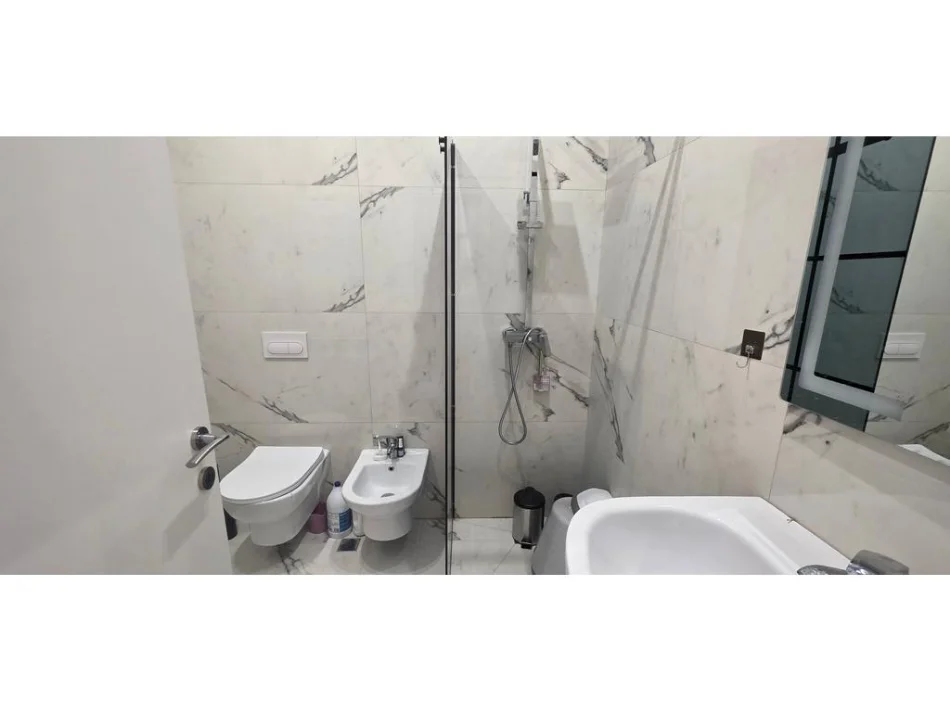 Tirane, shes apartament 2+1 Kati 12, 80 m² (Sheshi Skenderbej)