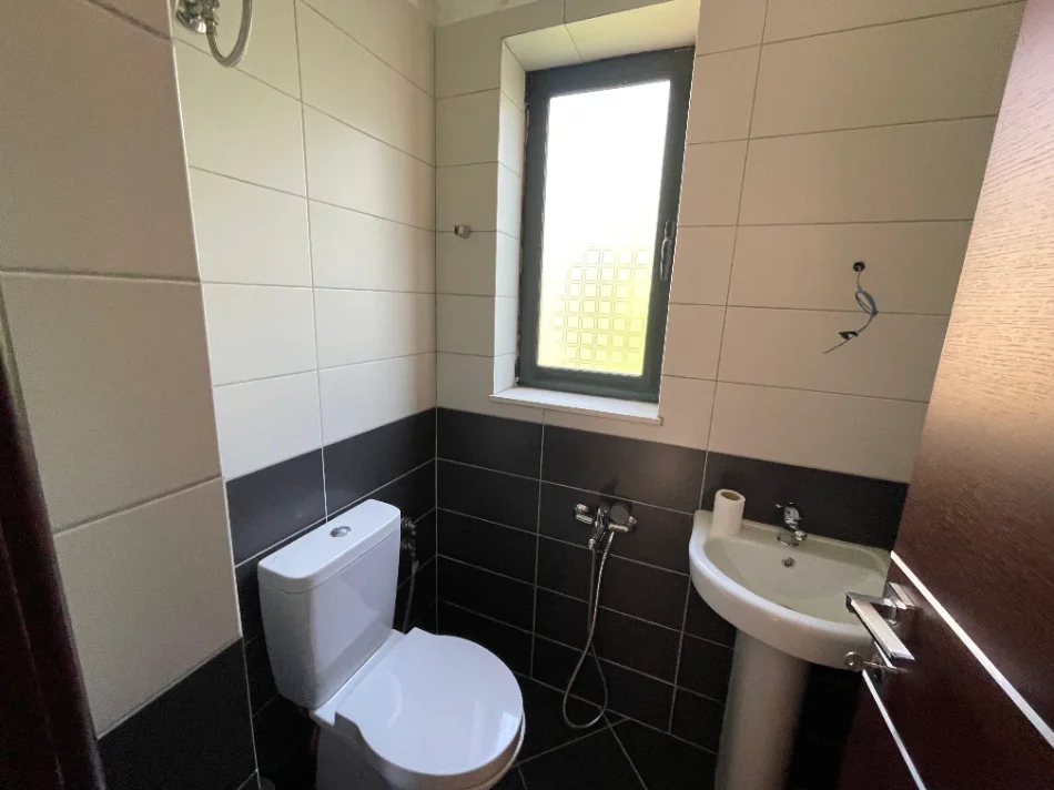 Tirane, jepet me qera apartament 2+1 Kati 2, 350 € (Shkoze)