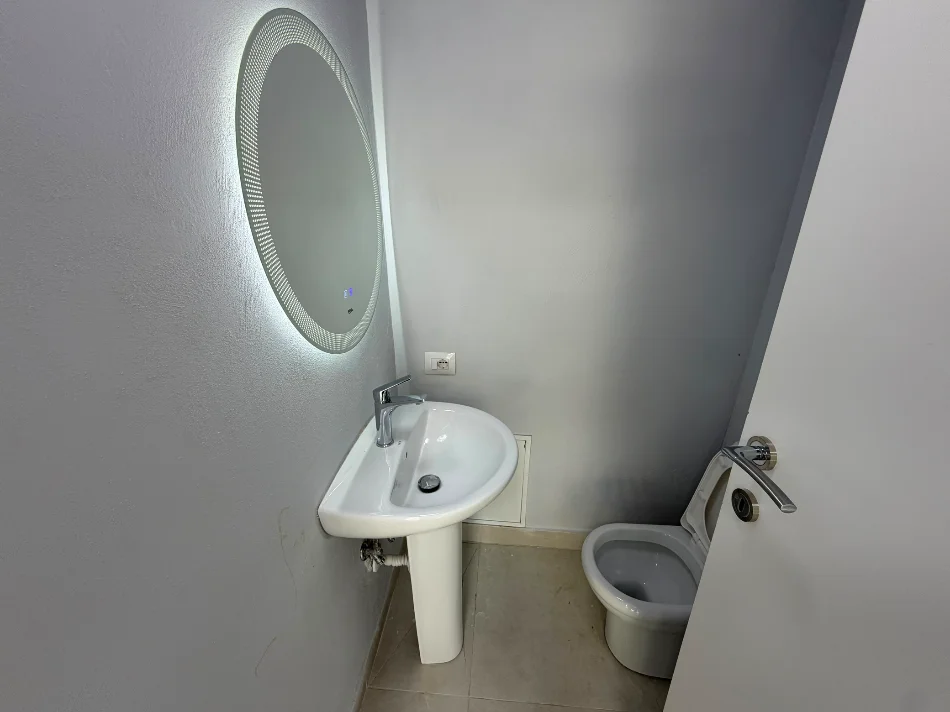 Tirane, jepet me qera ambjent biznesi Kati 0, 198 m² 1.000 € (Astiri)