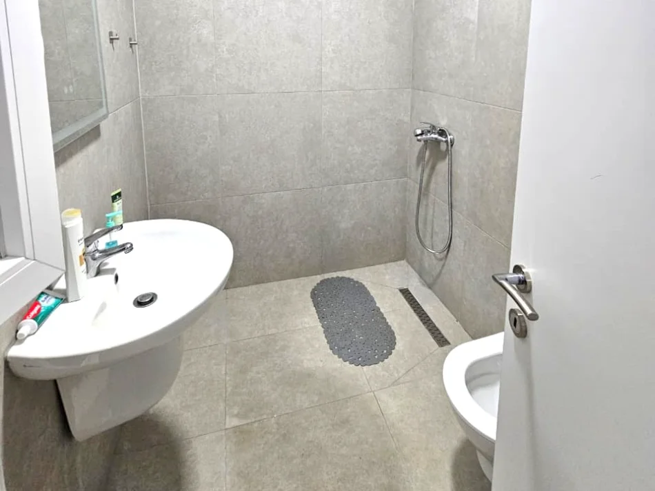 Tirane, jepet me qera apartament 2+1+Ballkon Kati 7, 110 m² 500 € 