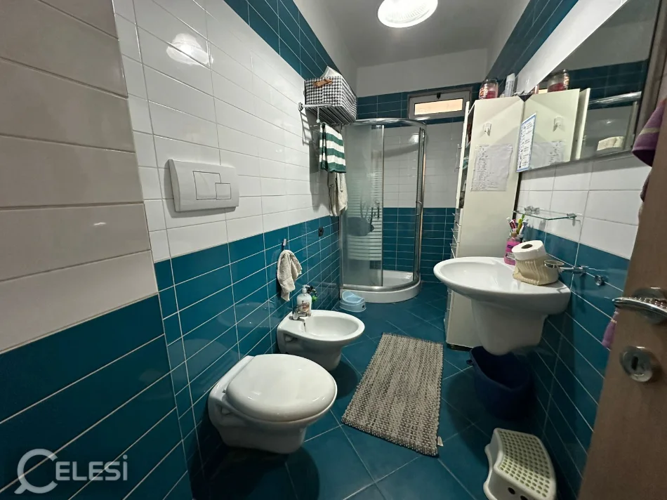 Tirane, jepet me qera apartament 3+1+Ballkon Kati 8, 160 m² 600 € (yzberisht)