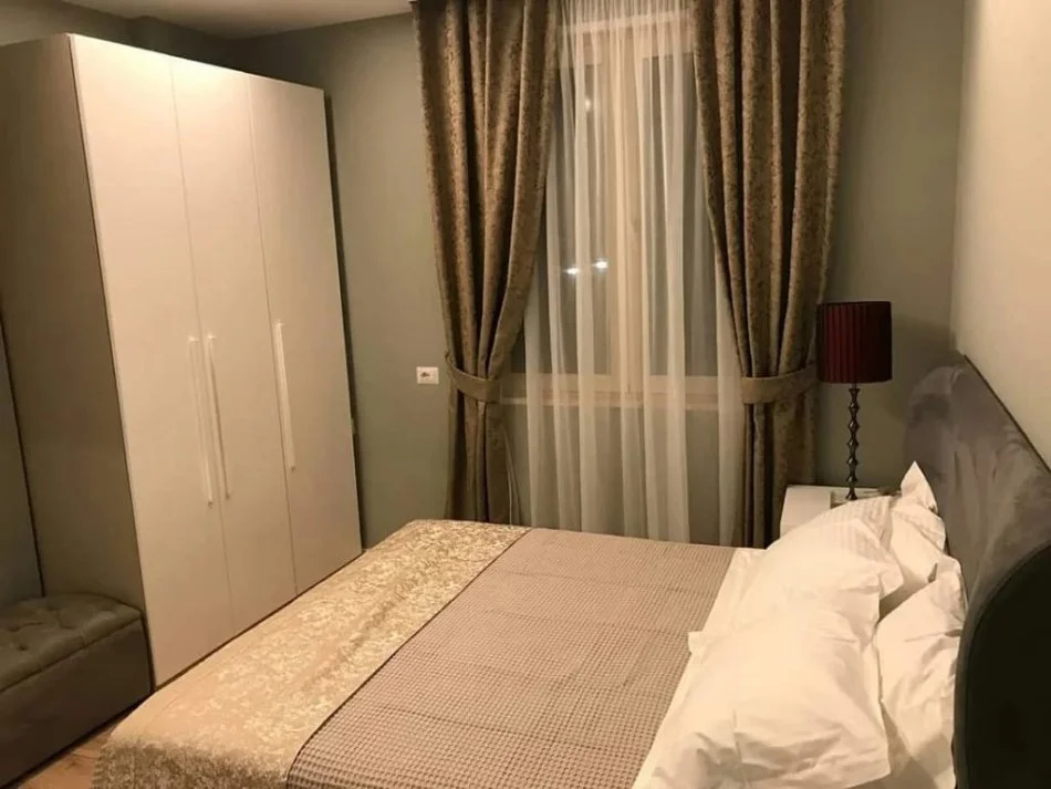 Tirane, jepet me qera apartament 2+1+Aneks Kati 7, 130 m² 1.700 € (blloku)