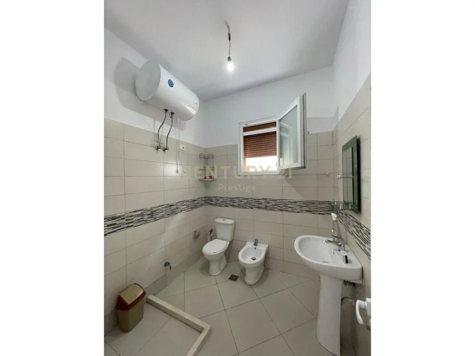 Tirane, jepet me qera apartament 2+1 Kati 1, 95 m² 500 € (porta egjelber saukk)