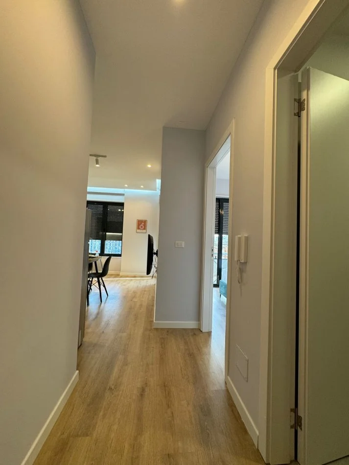 Tirane, jepet me qera apartament 1+1+Ballkon Kati 6, 65 m² 650 € (rruga Karl Gega)