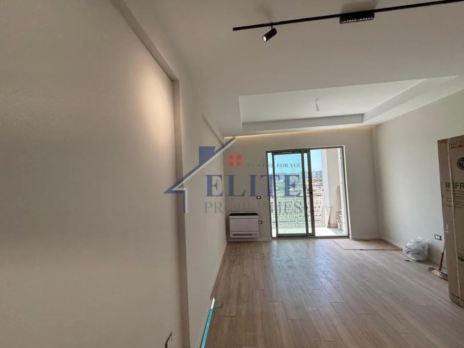 Tirane, jepet me qera apartament 1+1+Ballkon Kati 4, 70 m² 600 € (Ish Fusha e Aviacionit)