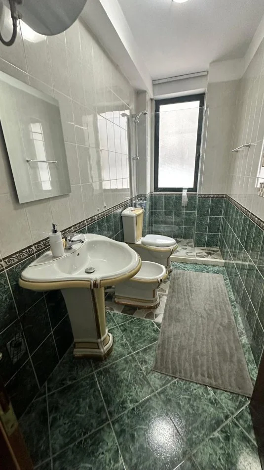 Tirane, jepet me qera apartament 1+1 Kati 2, 37 m² 35 € (Rruga Skender Sallaku)