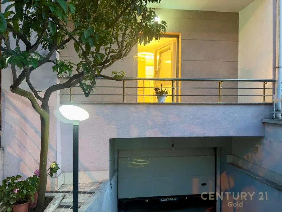 Tirane, jepet me qera 1+1+Ballkon Kati 1, 70 m² 500 € (rruga ulvi vehbiu)