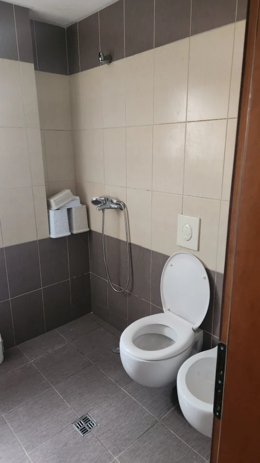 Tirane, jepet me qera apartament 1+1+Aneks+Ballkon Kati 1, 55 m² 30.000 Lek
