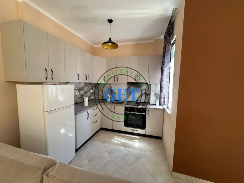 Durres, jepet me qera apartament 2+1+Ballkon Kati 3, 108 m² 550 € (vollga)