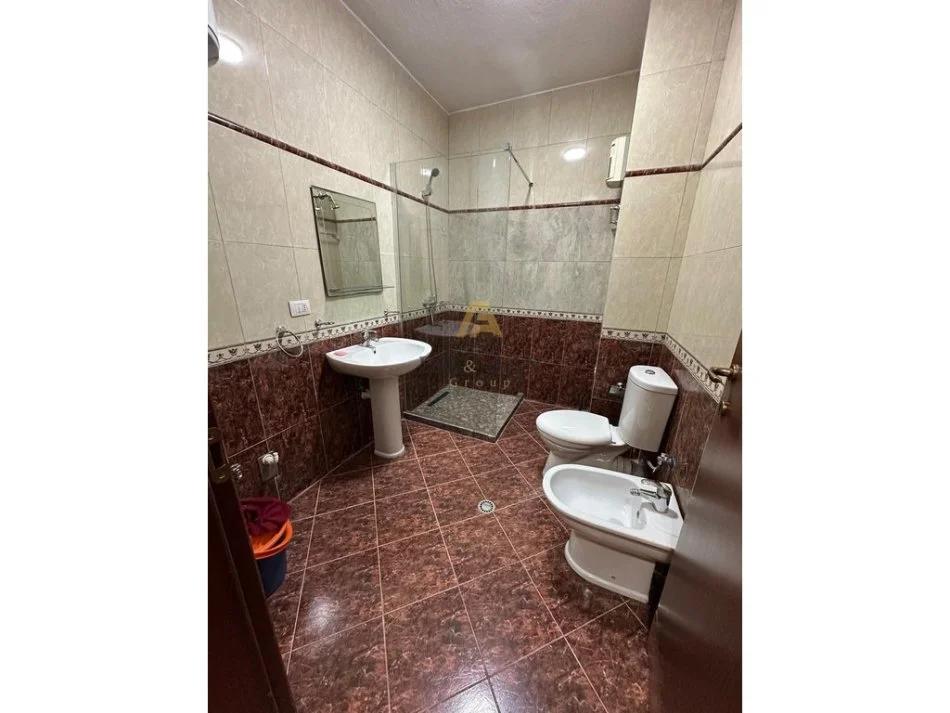 Tirane, jepet me qera apartament 2+1 Kati 4, 118 m² 700 € (Komuna e Parisit)