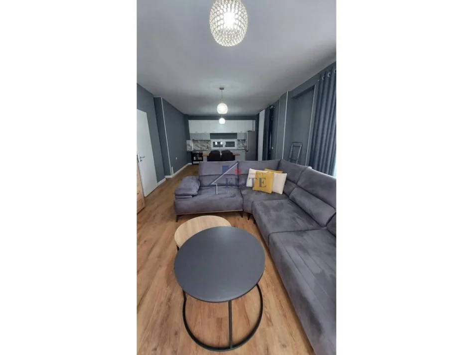 Tirane, jepet me qera apartament 2+1+Ballkon Kati 2, 150 m² 900 € (Kopshti Botanik)