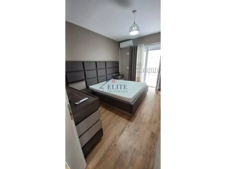 Tirane, jepet me qera apartament 2+1+Ballkon Kati 2, 150 m² 900 € (Kopshti Botanik)